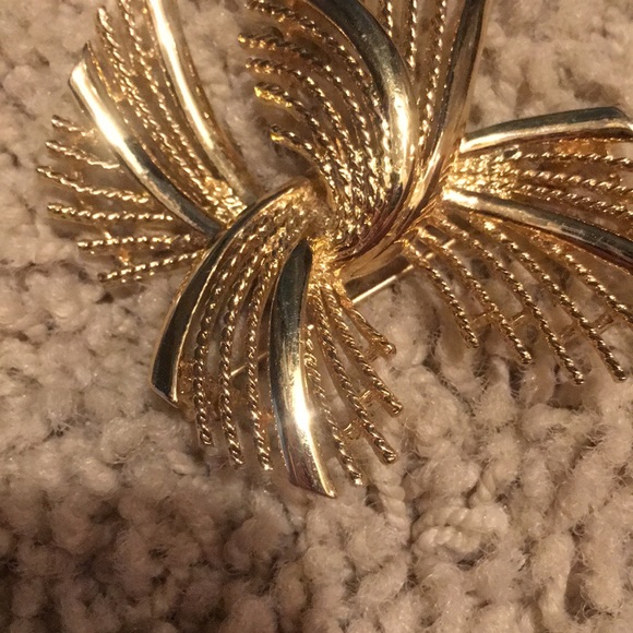Vintage Textured Gold Tone Flowing X Sash Bow 70's Modernist Brooch - Picture 3 of 3